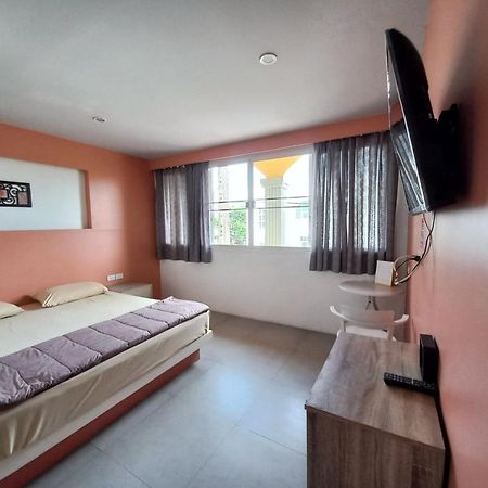 Готель In Phuket House Екстер'єр фото
