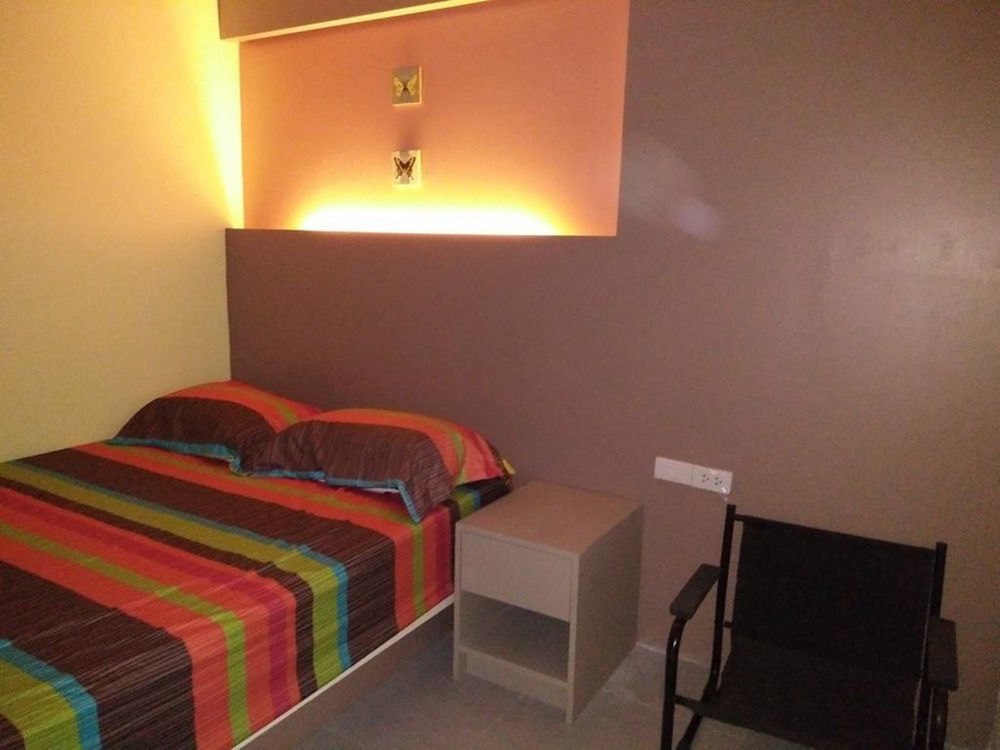Готель In Phuket House Екстер'єр фото