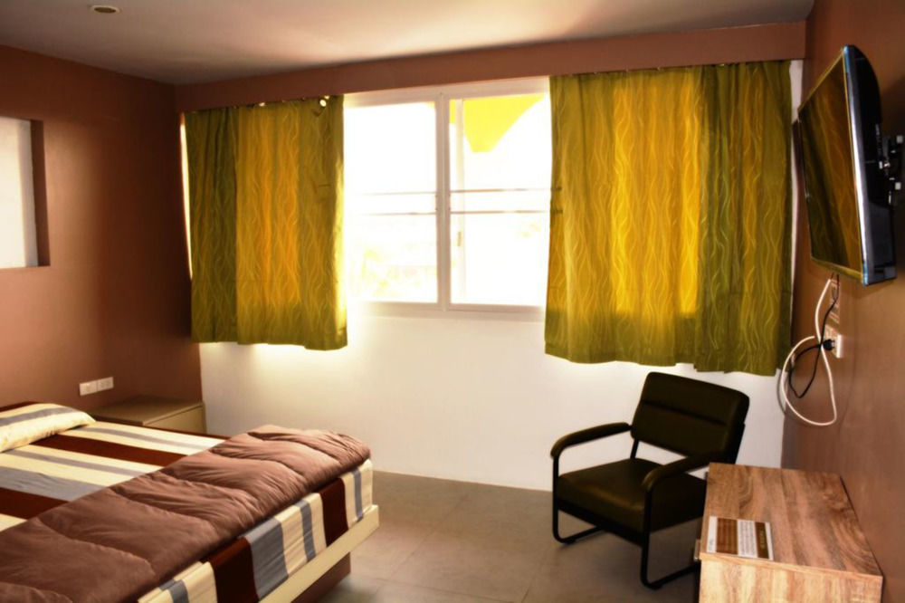 Готель In Phuket House Екстер'єр фото